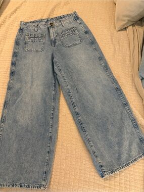 Old Navy Wide Leg Light Wash Denim Jeans - Front Patch via Pockets
